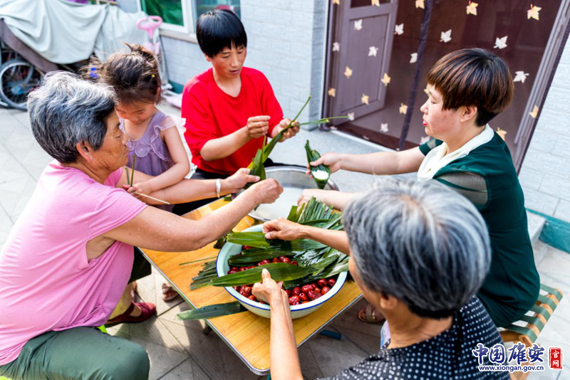 又逢端午，張燕一早來(lái)到淀邊端村姑姑家，和姑姑、弟妹包起了粽子。中國(guó)雄安官網(wǎng)記者馬夢(mèng)迪 攝