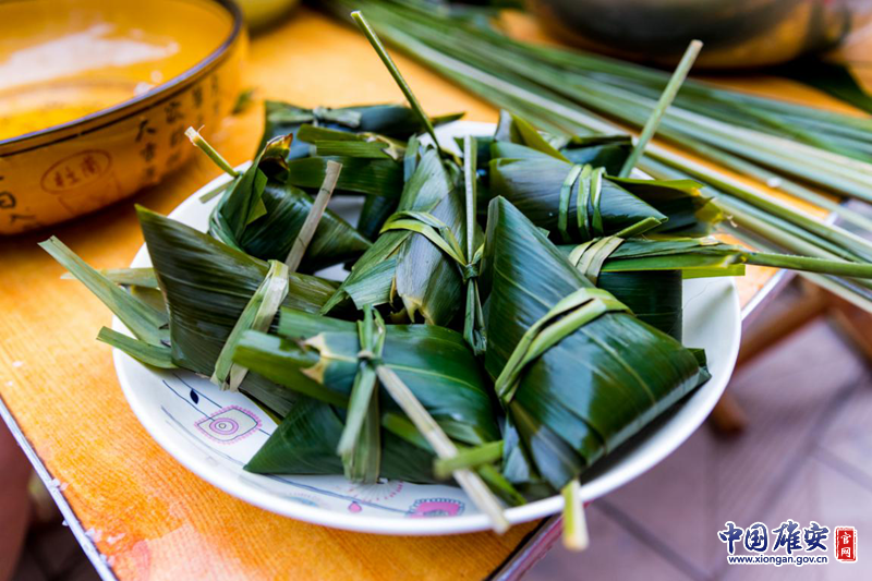 一家人親手包過(guò)的粽子更美味。中國(guó)雄安官網(wǎng)記者馬夢(mèng)迪 攝