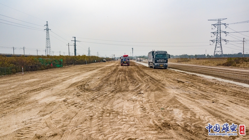 容易線（新區(qū)段）公路一期工程起點位于容固路與新區(qū)界交界處（小野橋村北側(cè)），而后沿容固路線位向東南方向至沙河村南側(cè)，再沿天津干線北側(cè)向東，在薛莊村西南角接現(xiàn)狀省道S333，下穿京雄高速后止于薛莊村南側(cè)。中國雄安官網(wǎng)高盟 攝