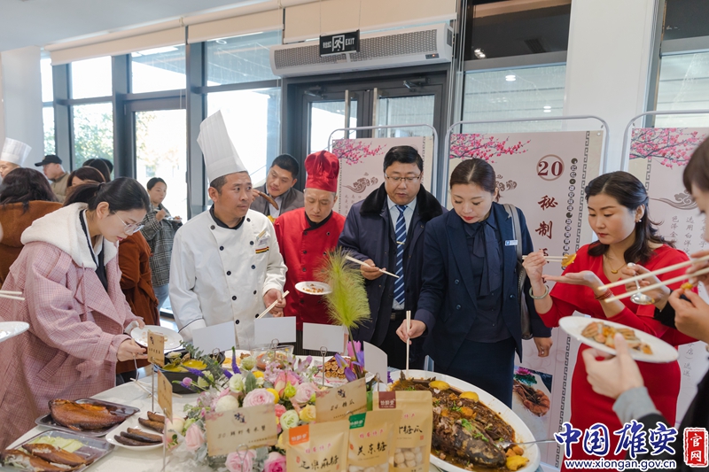 活動現(xiàn)場，嘉賓正在品嘗各色美食。中國雄安官網(wǎng)陳凱昆 攝