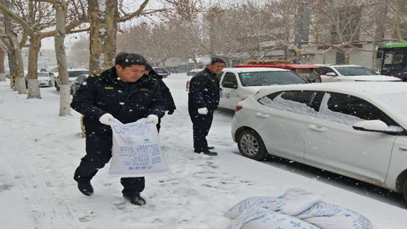 突降大雪 雄安雄縣城管大隊化雪除冰確保群眾出行安全