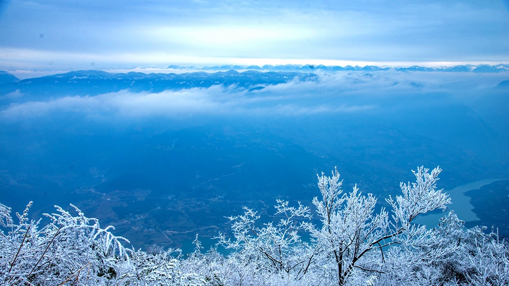 臘月瞿塘別樣美 隆冬積雪披白裳