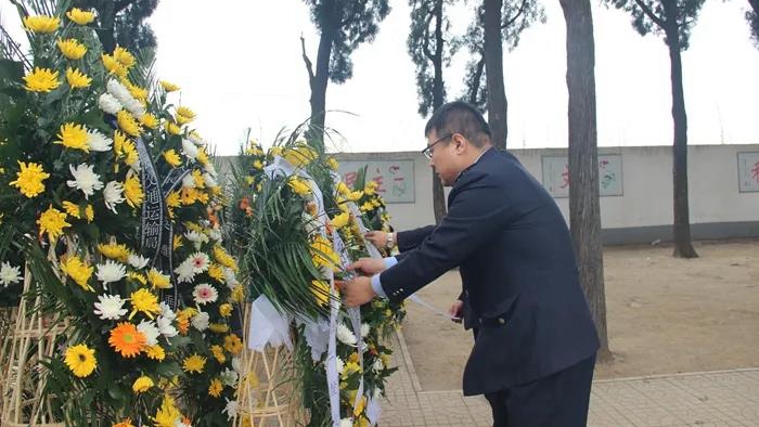 追憶先烈 牢記初心 整裝前行——容城縣稅務局開展烈士陵園祭掃活動