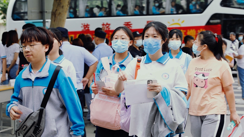 直擊雄安新區(qū)高考首日：各考點考生有序入場考試