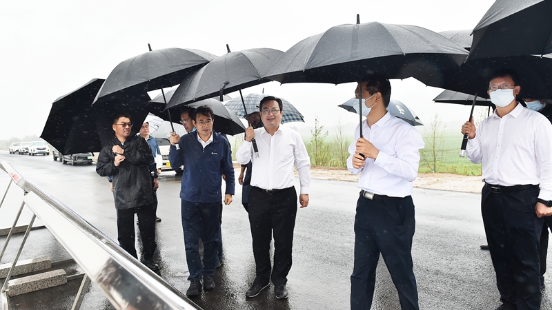 張國(guó)華調(diào)研南拒馬河右堤防洪治理工程建設(shè)情況