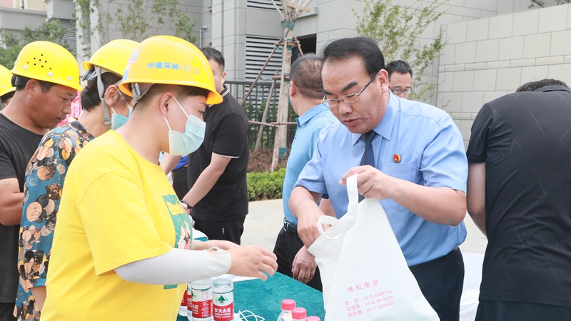 雄安新區(qū)開展《保障農民工工資支付條例》走進建設工地宣傳活動