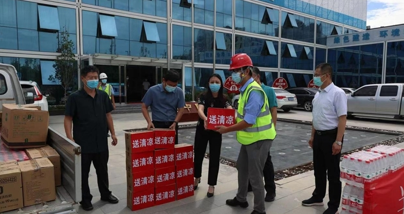 河北省總工會一行到雄安建設(shè)工地“送清涼”